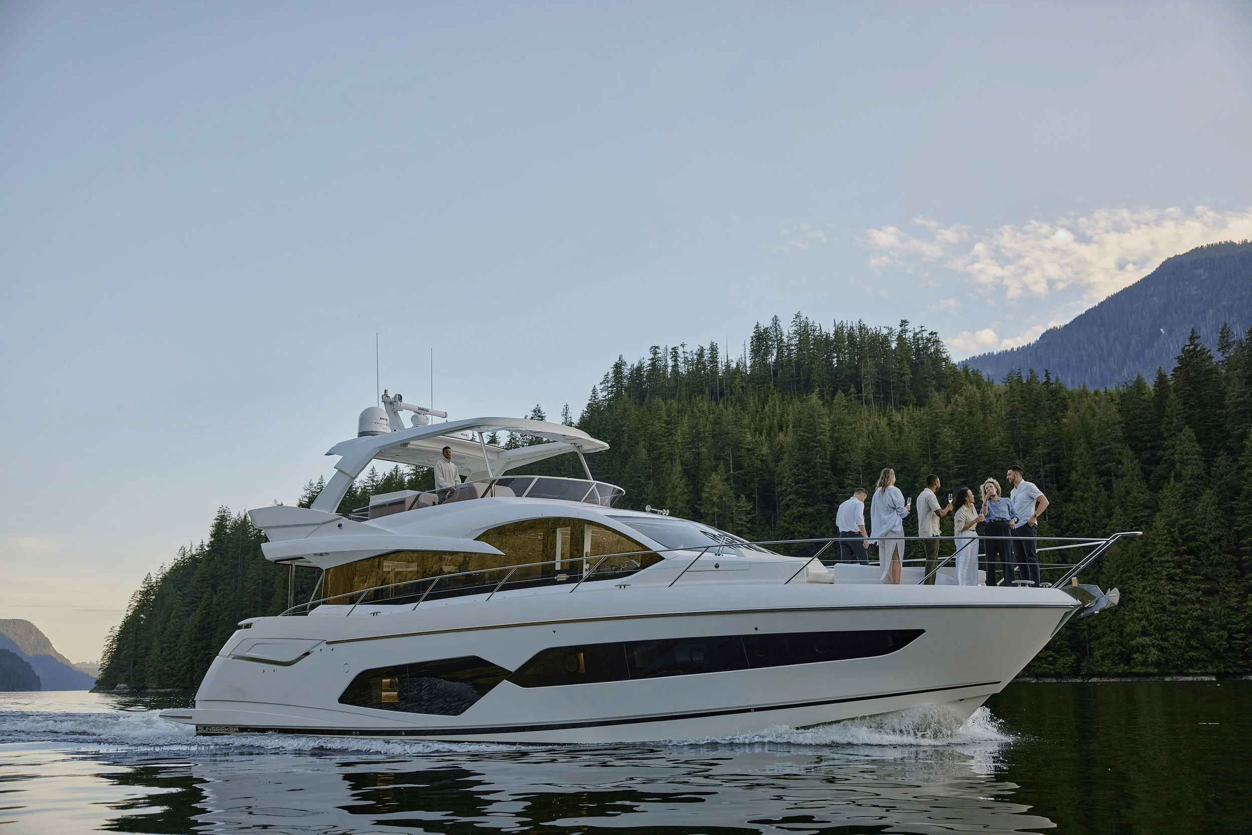 A flagship evening for sixteen — photo 2