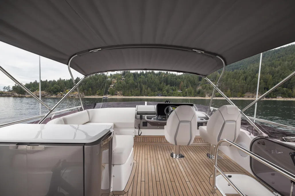 An afternoon for twelve on a premium yacht — photo 7