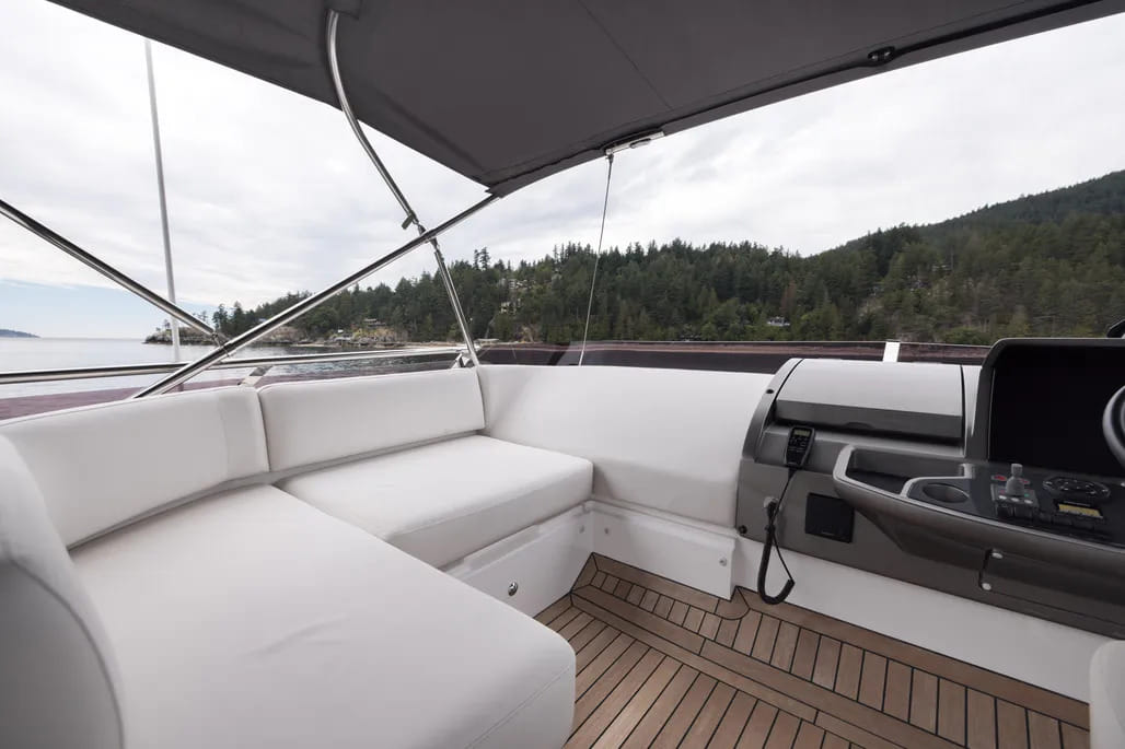 An afternoon for twelve on a premium yacht — photo 9