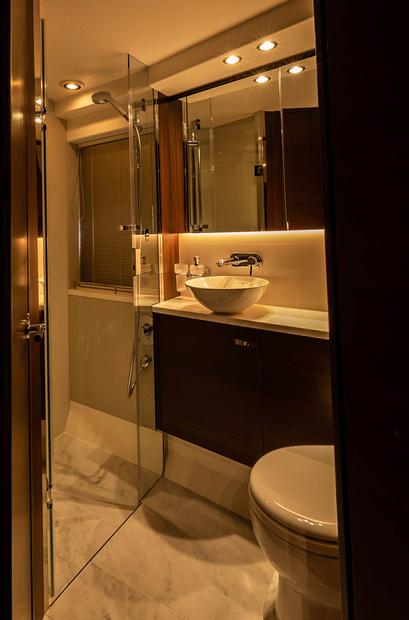 An afternoon for twelve on a premium yacht — photo 16