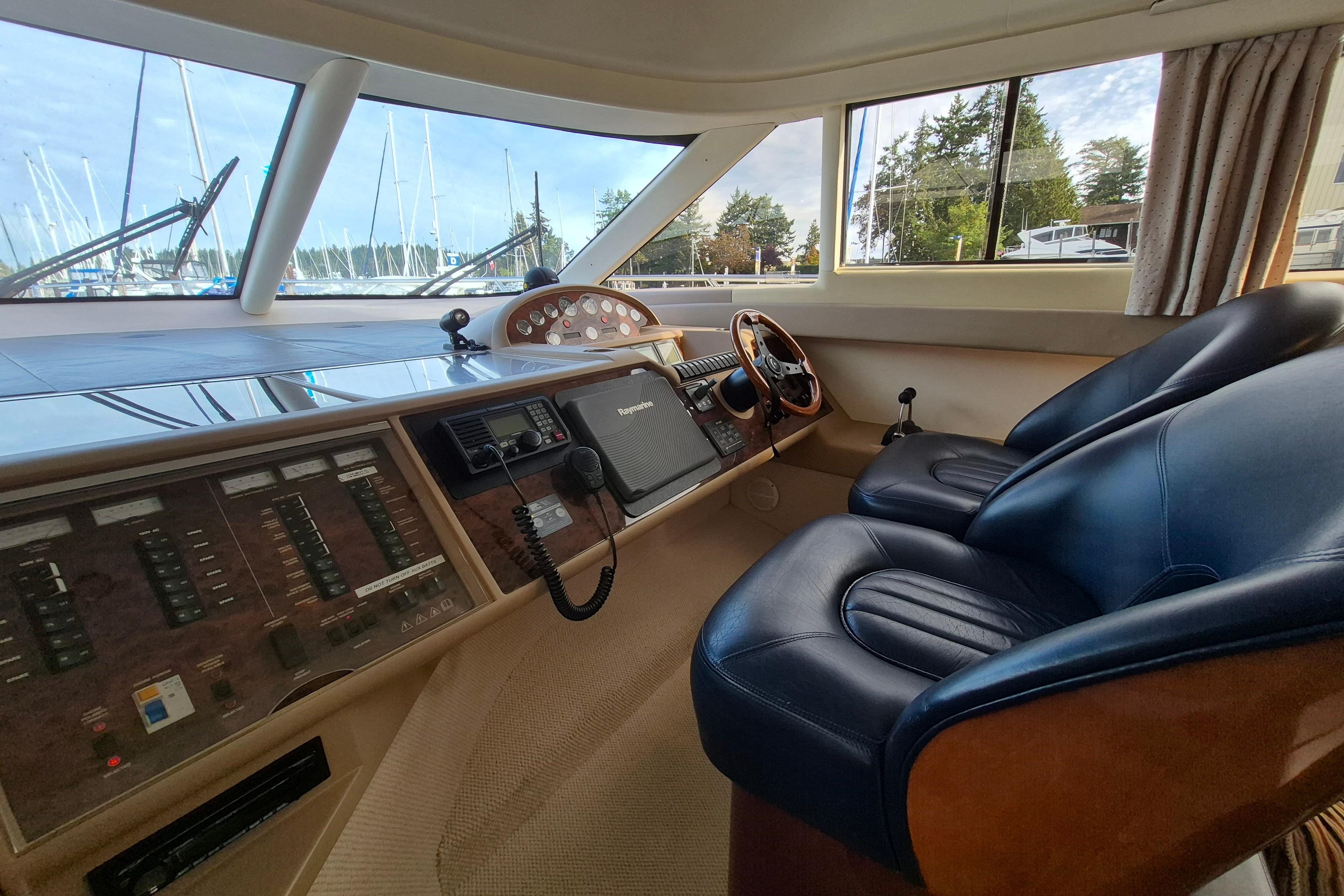 Sunset for twelve on a premium yacht — photo 10