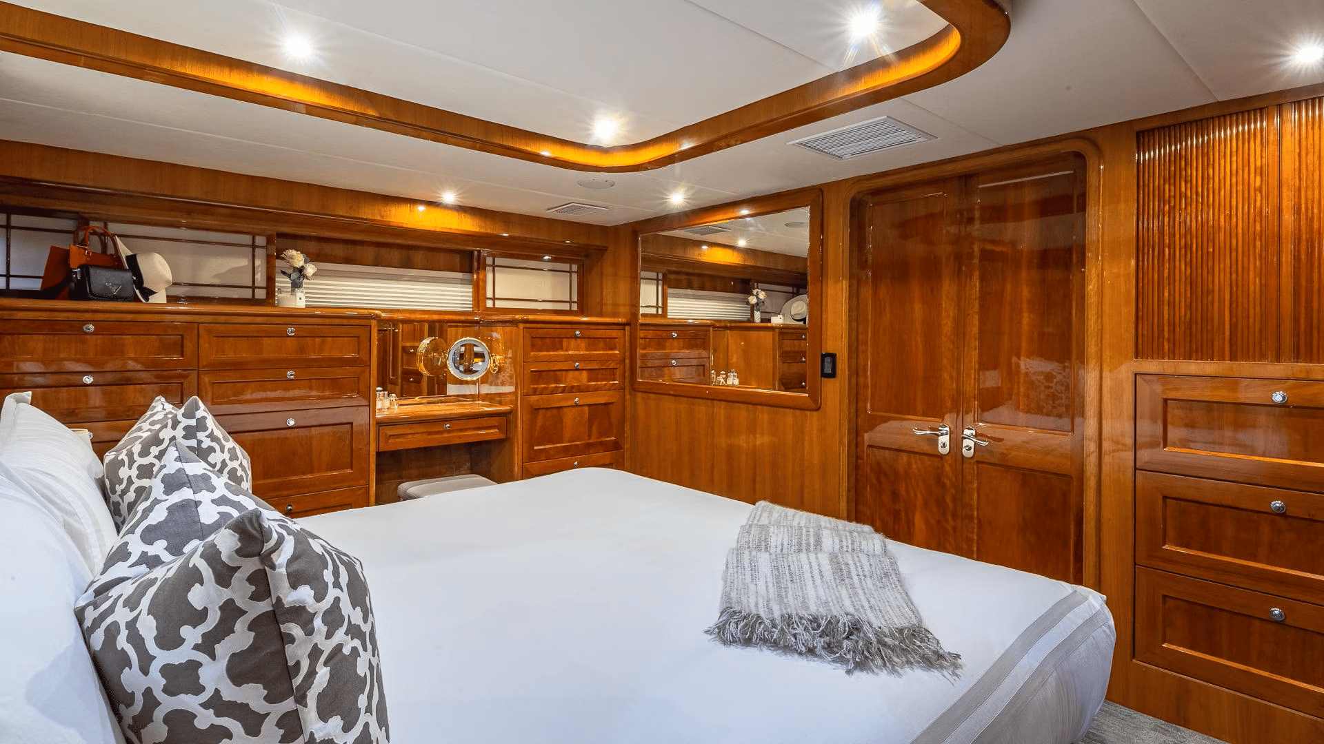 Room for twenty-five on the water — photo 27