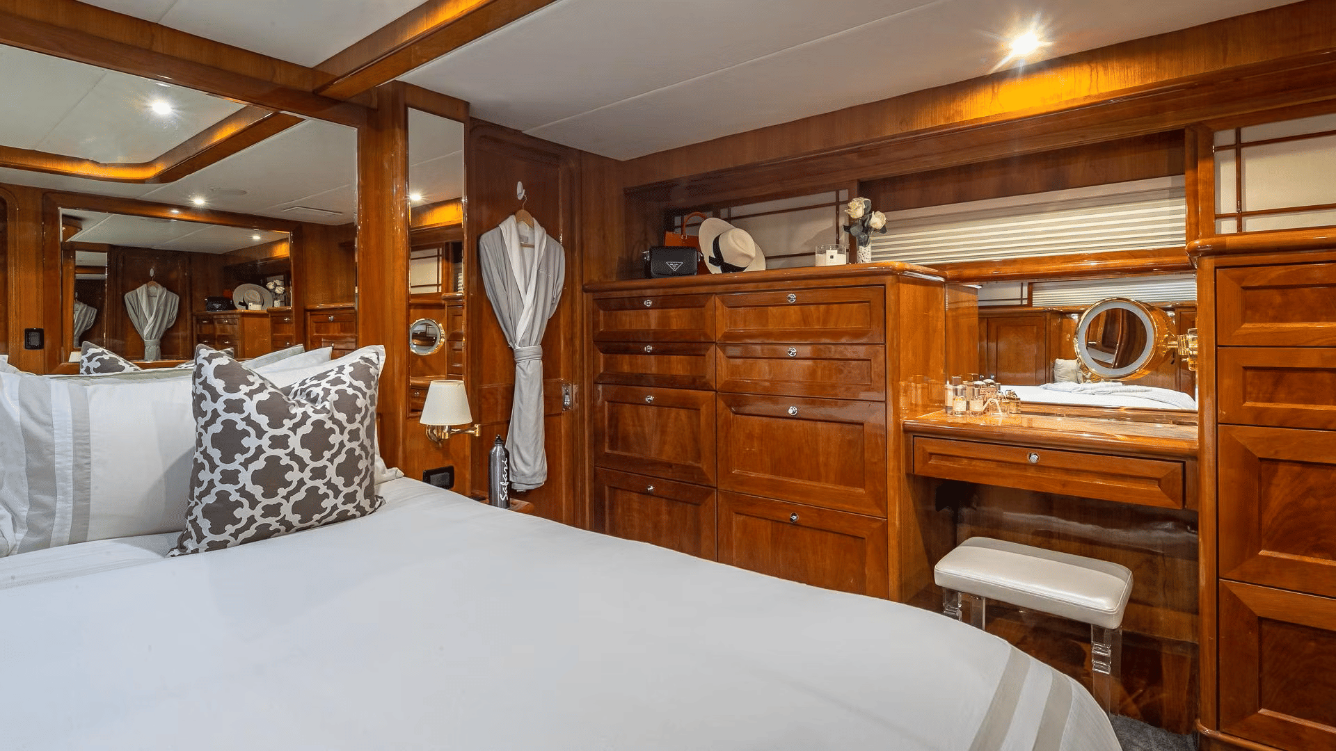 Room for twenty-five on the water — photo 39