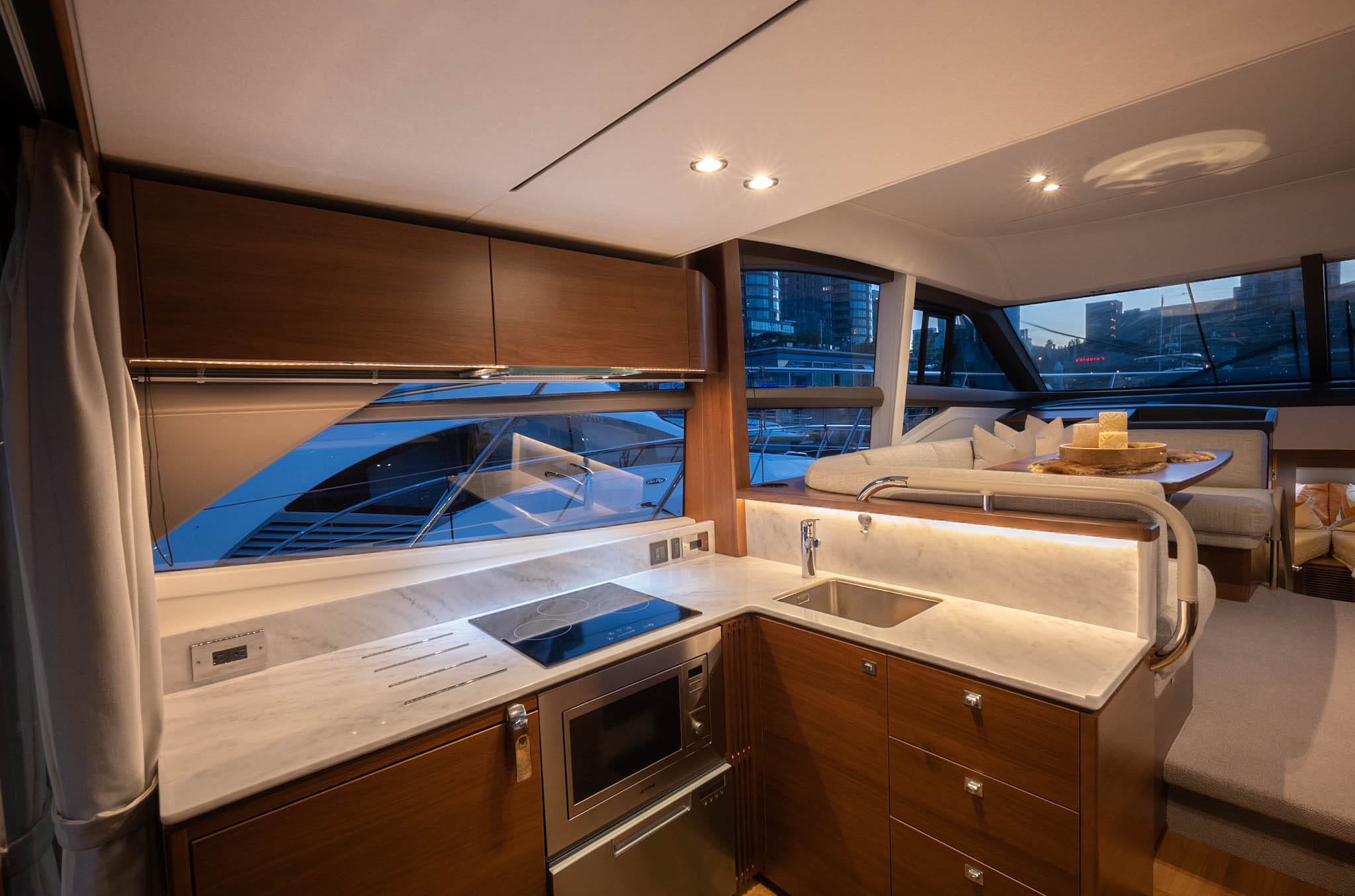 An afternoon for twelve on a premium yacht — photo 13
