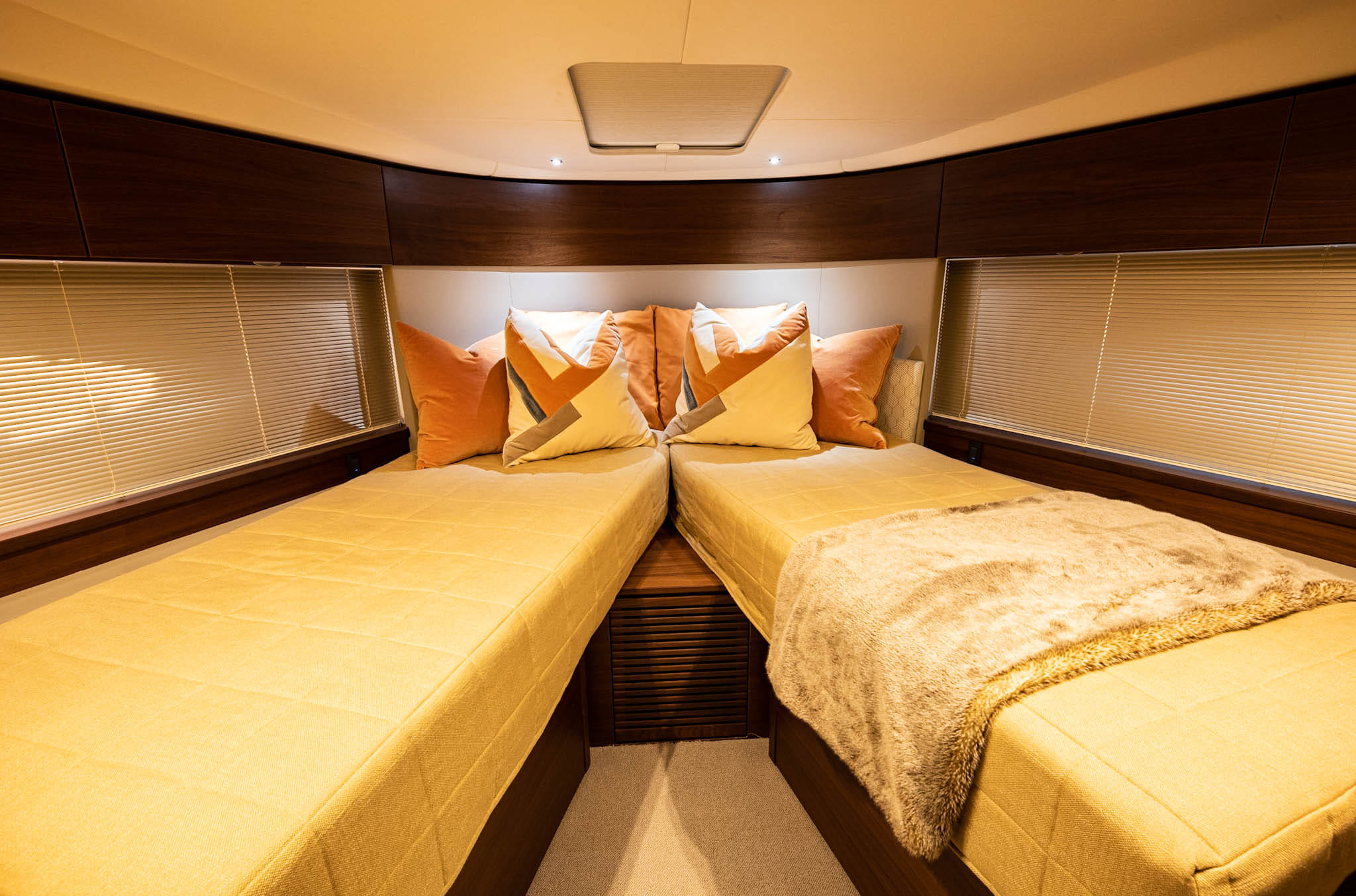 An afternoon for twelve on a premium yacht — photo 14