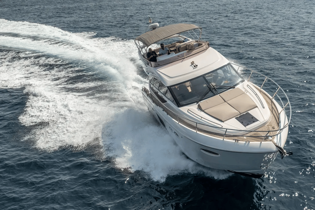 An afternoon for twelve on a premium yacht — photo 3