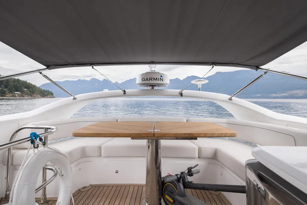 An afternoon for twelve on a premium yacht — photo 8