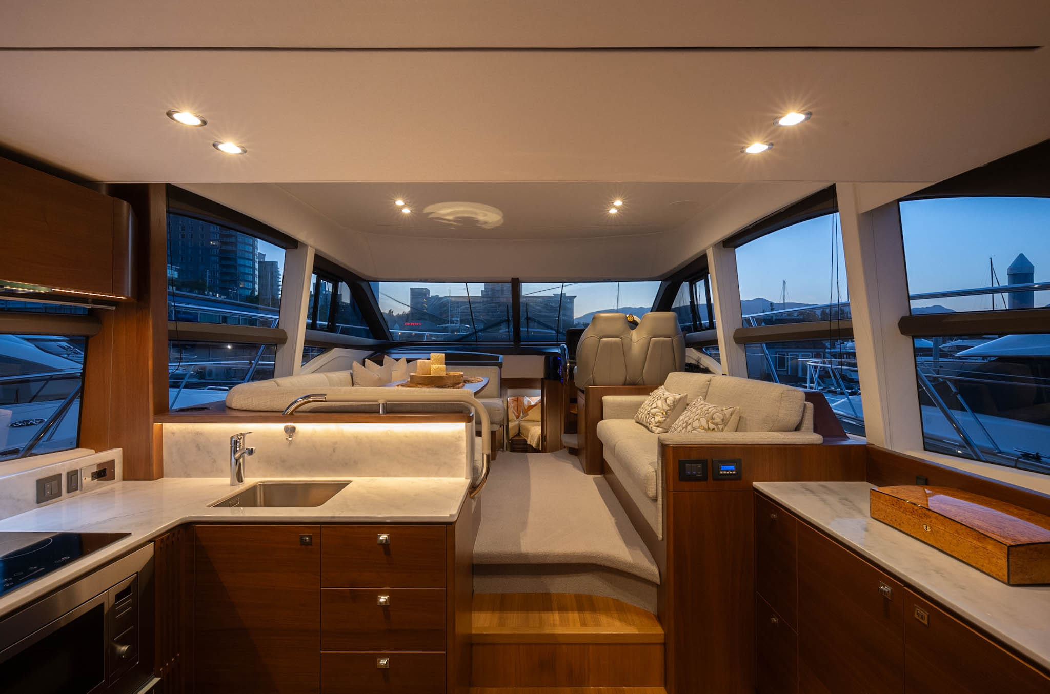 An afternoon for twelve on a premium yacht — photo 12