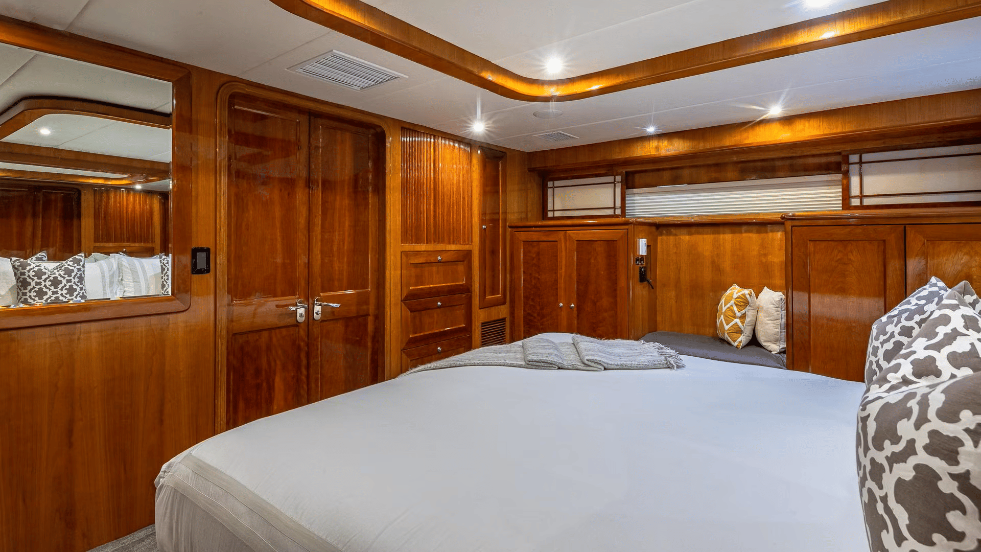 Room for twenty-five on the water — photo 32