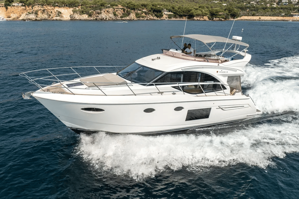An afternoon for twelve on a premium yacht — photo 2