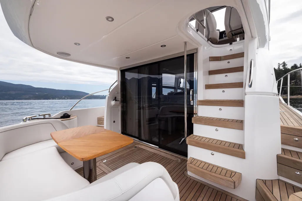 An afternoon for twelve on a premium yacht — photo 6