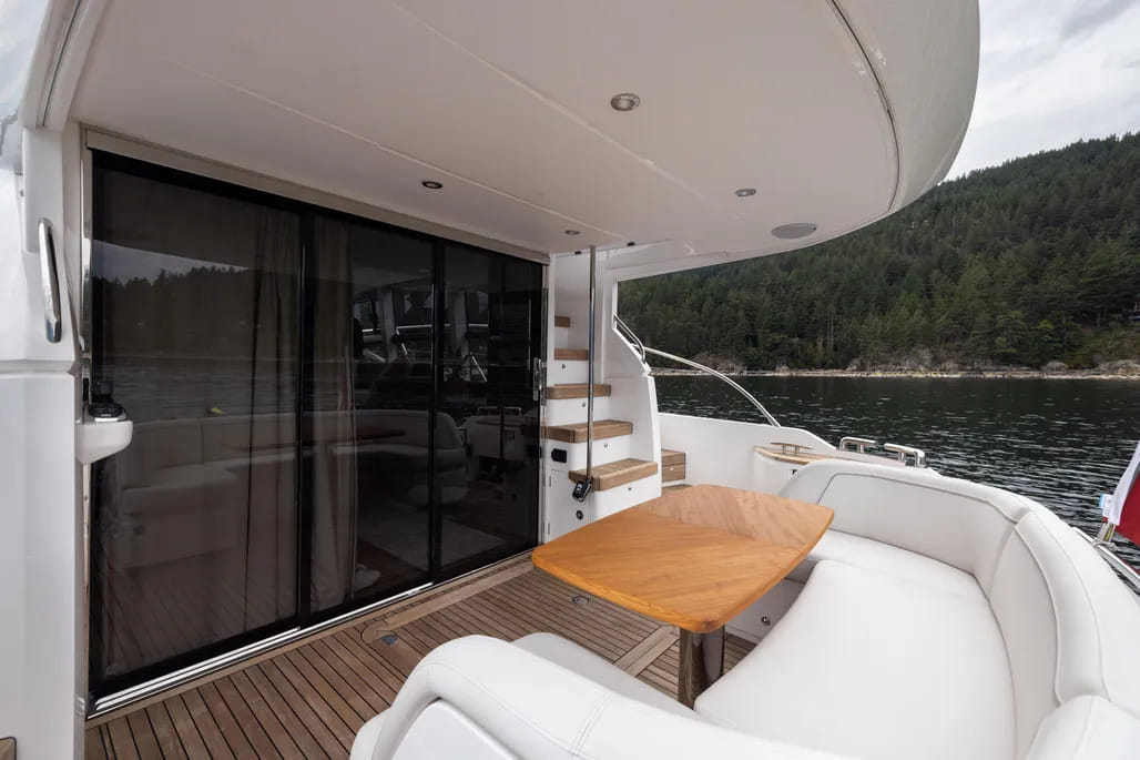 An afternoon for twelve on a premium yacht — photo 5
